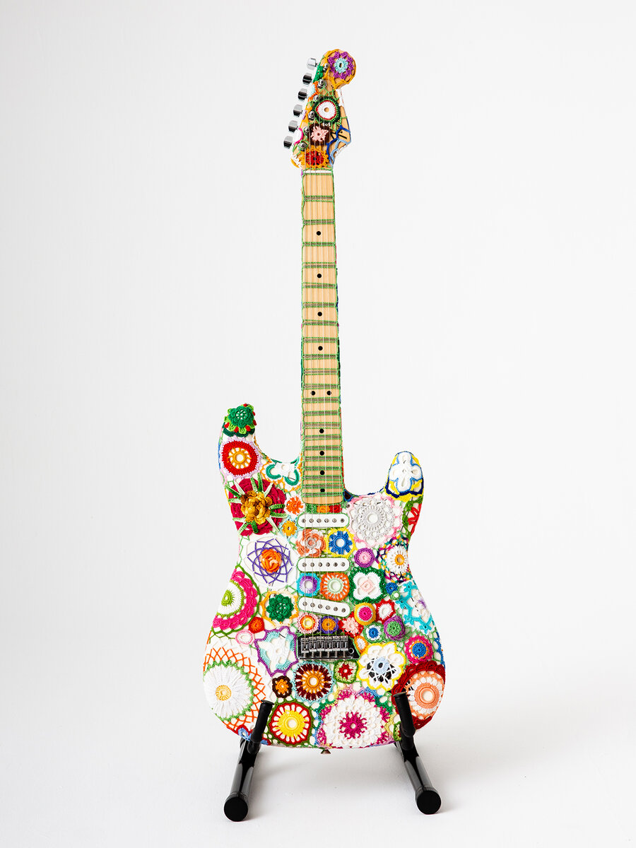 «Сила цветов» (2020), шерсть, связанная крючком, и Fender Stratocaster, 