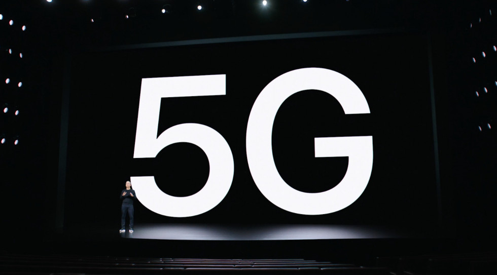 Рассказываем.Все точки над «i» расставлены, iPhone 12 официально представлен. Мы знаем о нем все — стоимость, дату старта продаж, технические параметры и так далее. Пришло время сравнить новинку с предыдущим поколением, базовым iPhone 11.
В этом материале приводится просто сравнение, тут мы не станем склонять вас к покупке того или иного смартфона. Это тема для отдельных текстов.Дизайн и габариты
У iPhone 12, как известно, совершенно новый «острый» дизайн в духе iPad Pro последнего поколения и iPhone 4. У него тонкие рамки. У iPhone 11 круглый корпус, как у iPhone XR. Рамки заметно толще.
Важное нововведение — покрытие Ceramic Shield, которое защищает смартфон от ударов и дисплей от царапин (риск их появления снижен в 4 раза по сравнению с iPhone 11).
Габариты iPhone 12 — 146,7 х 71,5 х 7,4 мм, весит он 162 г. iPhone 11 куда больше — 150,9 х 75,7 х 8,3 мм, вес — 194 г.Защита и там и там — IP68. Но от влаги iPhone 12 защищен лучше.
iPhone 12 может быть черным, белым, зеленым, синим и красным.У iPhone 11 расцветок на одну больше — черная, белая, зеленая, желтая, фиолетовая и красная.Дисплей
У iPhone 12 новый 6,1-дюймовый OLED-дисплей с разрешением 2532 на 1170 пикселей. Контрастность — 2 000 000:1, яркость — 1200 кд/м². Экран поддерживает HDR, технологию True Tone и цветовой охват P3.
А у iPhone 11 — устаревшая 6,1-дюймовая IPS-матрица с разрешением 1792 на 828 пикселей. Контрастность тут всего 1400:1, а яркость равна 625 кд/м². HDR отсутствует, а вот True Tone и P3 — есть.Технические параметры
В основе iPhone 12 лежит 5-нм чипсет A14 Bionic. ЦП тут 6-ядерный, графическая система 4-ядерная, установлена новая система Neural Engine. Объем оперативной памяти, увы, пока что назван не был.У iPhone 11 внутри находится A13 Bionic. Разумеется, он не такой производительный, как A14. Объем ОЗУ равен 4 ГБ.И iPhone 12 и iPhone 11 предлагаются с 64, 128 или 256 ГБ флэш-памяти.
На деле оба устройства будут работать прекрасно еще очень и очень долго. Разницу скорее всего заметят только энтузиасты (и то — только на бумаге).Но в будущем, когда появятся последующие версии iOS, отрыв будет становиться более ощутимым.
Камеры
И у iPhone 12 и iPhone 11 двойные камеры. И там и там конфигурация схожая — широкоугольный модуль + сверхширик, оба на 12 Мп.Но у широкоугольника iPhone 12 диафрагма равна f/1.6, а сверхширика — f/2.4. У iPhone 11 — f/1.8 и f/2.4 соответственно.Режимы ночной съемки есть и там и там, как и поддержка Deep Fusion, а также 2-кратный зум на уменьшение. Но iPhone 12 может похвастаться Smart HDR 3. У iPhone 11 – лишь Smart HDR.Фронтальные камеры одинаковые, 12-мегапиксельные с диафрагмой f/2.2. Единственная разница — у iPhone 12 селфи-камера поддерживает Smart HDR 3.
Оба смартфона снимают видео в разрешении 4K на скорости 60 FPS.У iPhone 12 появился таймлапс в ночном режиме.Автономность
Время автономной работы не изменилось. И там и там — 17 часов при просмотре видео и 65 часов звука.Другое
У iPhone 12 есть 5G-модем. А у iPhone 11 его нет. Но нам, жителям России, от этого ни холодно, ни жарко. Мобильных сетей пятого поколения в РФ нет и не предвидится в ближайшие годы.
