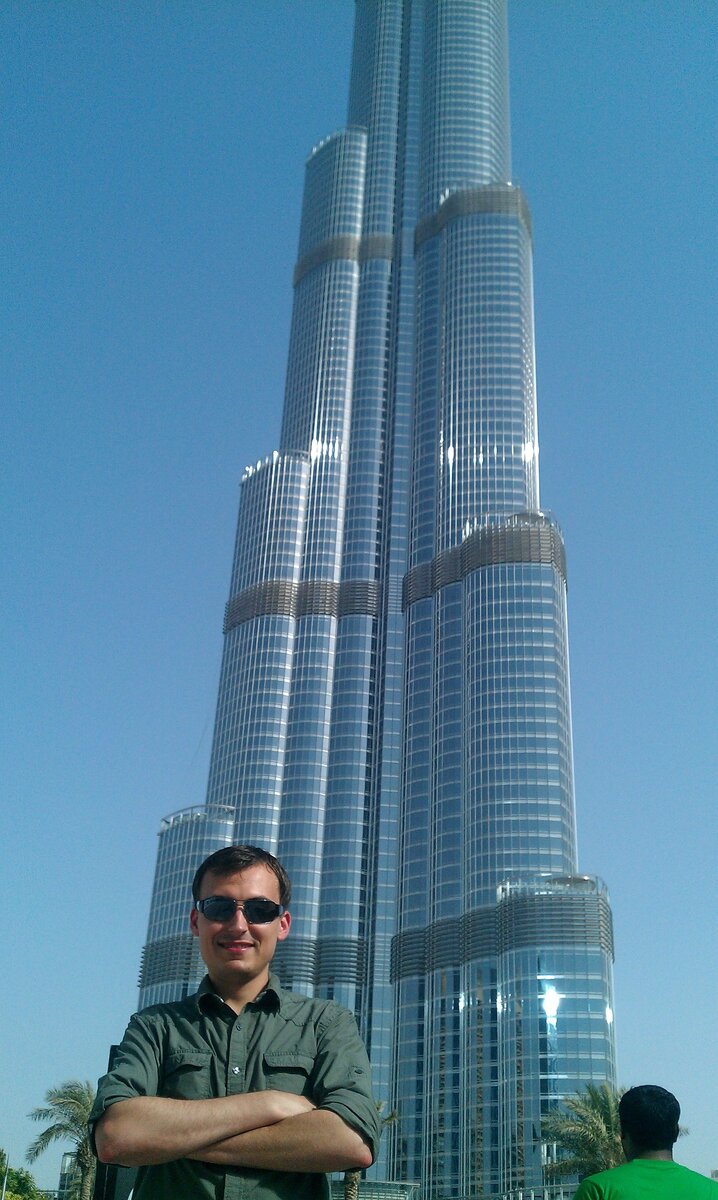 На фоне "Бурдж Халифа"  Дубай ,ОАЭ