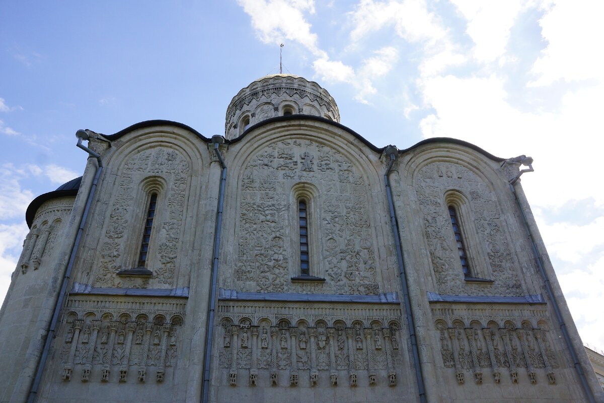 Фрагмент Дмитриевского собора, украшенного белокаменной резьбой