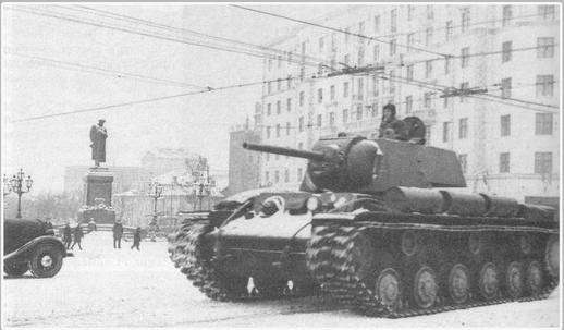 Танк Гудзя после парада 7 ноября 1941 года. Фотография отзеркалена