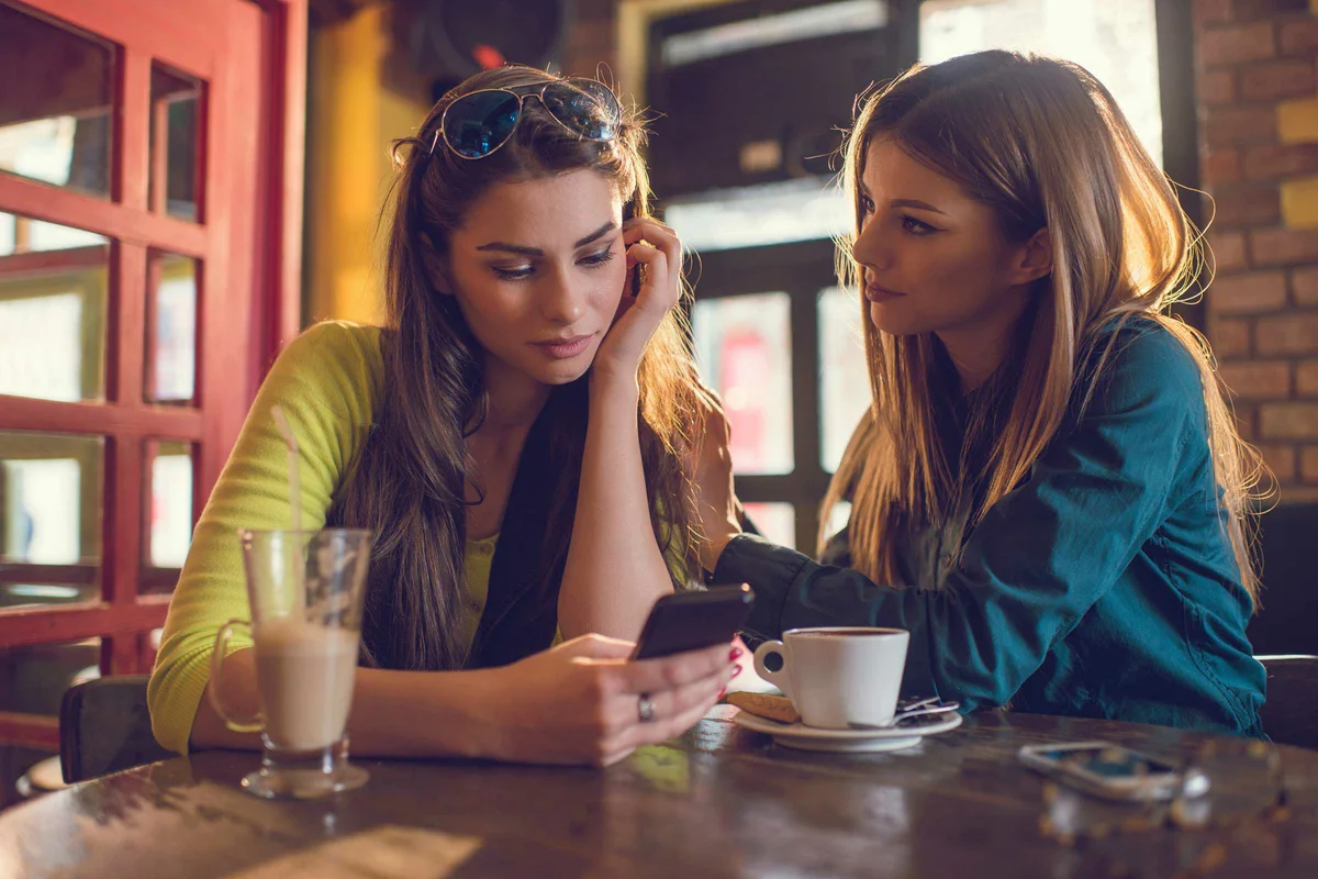 Девчонки общаться. Две подруги в кафе. Подруги в кофейне. Подруги беседуют в кафе. Две девушки в кафе.