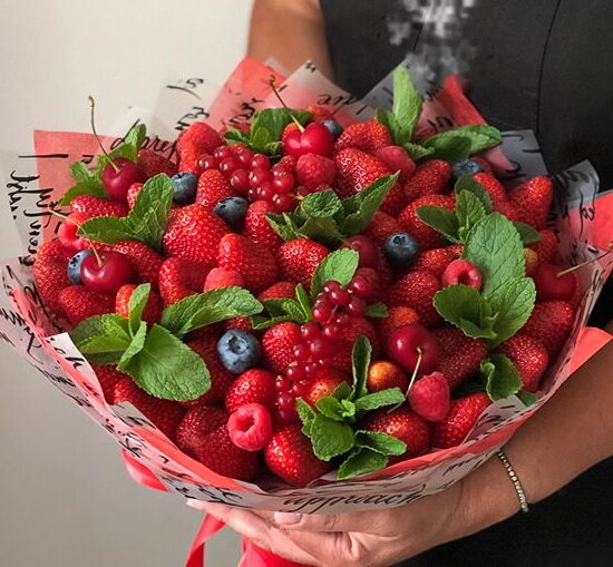 Ягодный букет с мятой - изысканный подарок