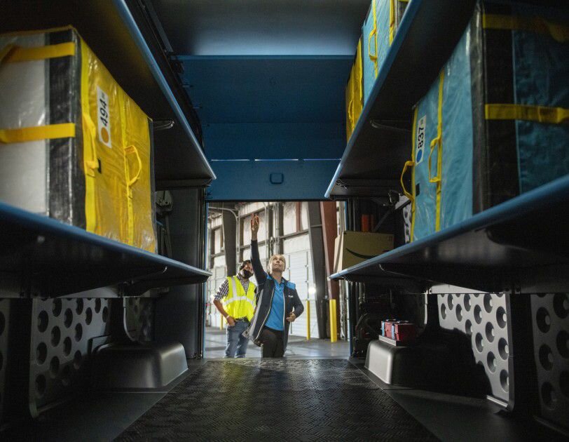 Грузовой отсек включает в себя трехъярусную модульную стеллажную систему. Rivian