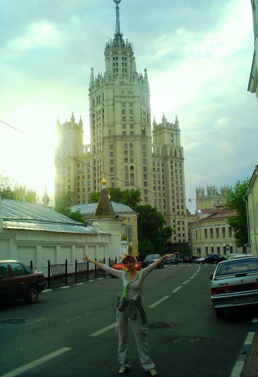 Фото автора этого поста на фоне высотки на Котельнической набережной в Москве 