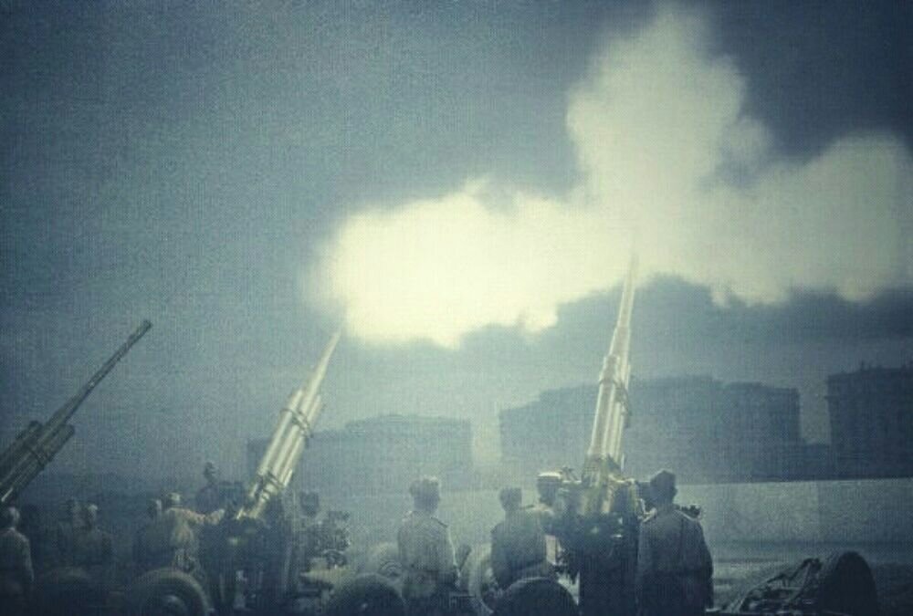 Артиллерийские расчеты салютуют воинам Советской Армии, освободившим город Киев. 07.11.1943. Автор: Сергей Лоскутов. Источник: visualrian.ru. Фотография использована в качестве иллюстрации.