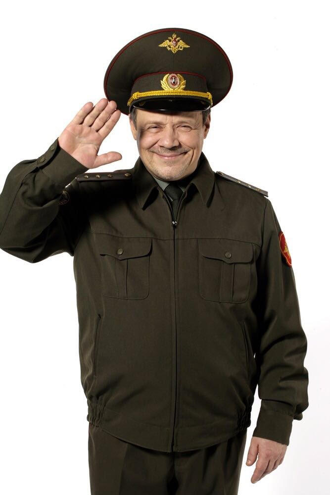 Прапорщик это. Старший прапорщик Шматко. Шматко прапорщик в полный рост. Алексей Маклаков Шматко. Шматко прапорщик палец вверх