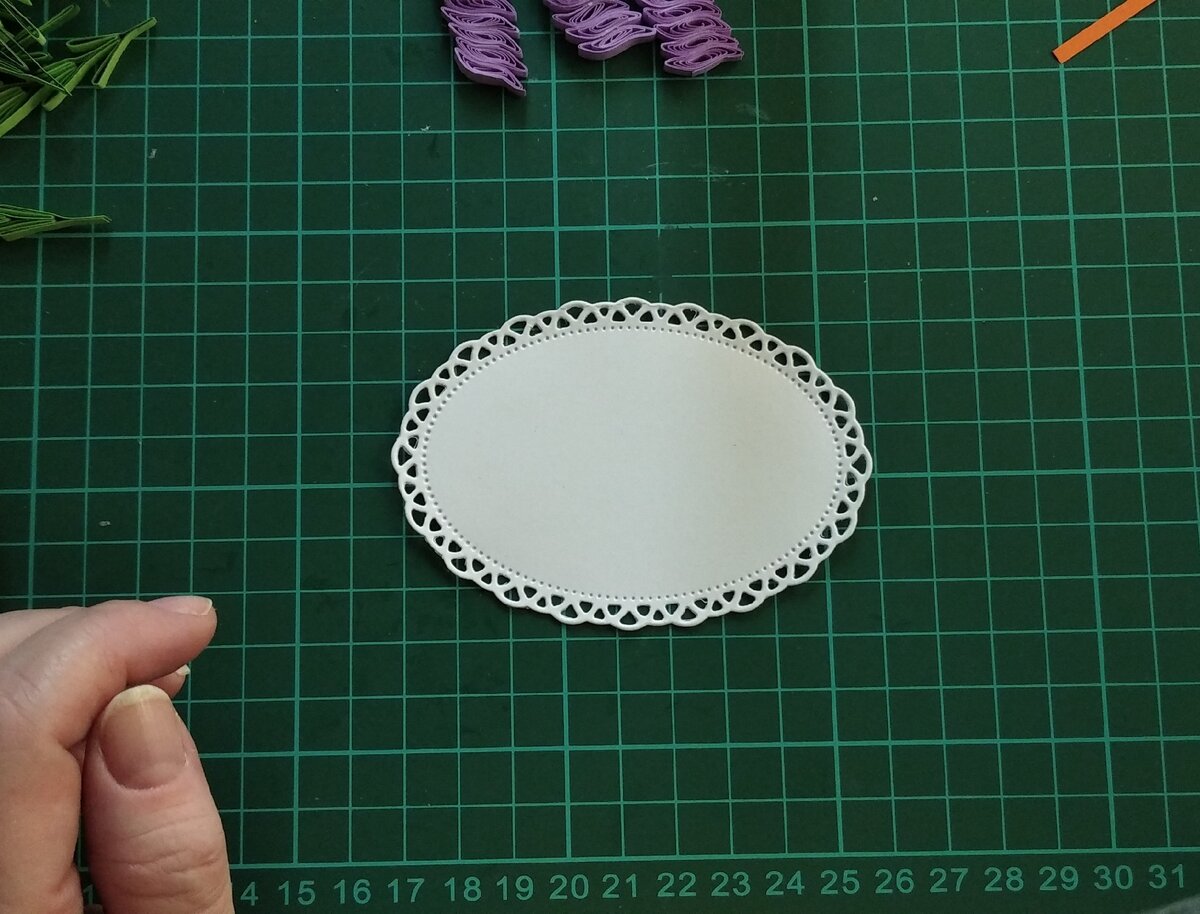 вырубка из плотной бумаги