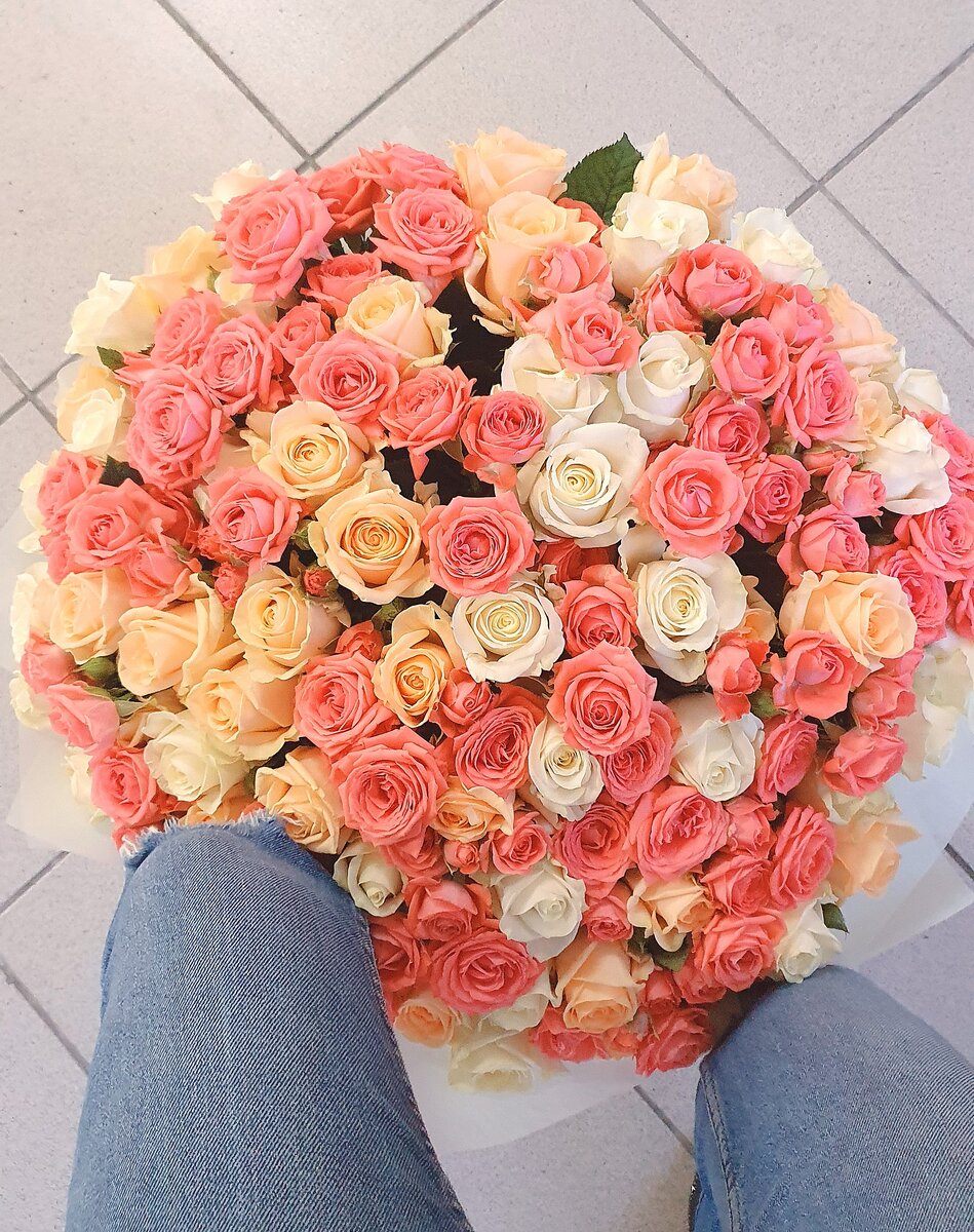 В этом букете кустовые розы и два вида обычных