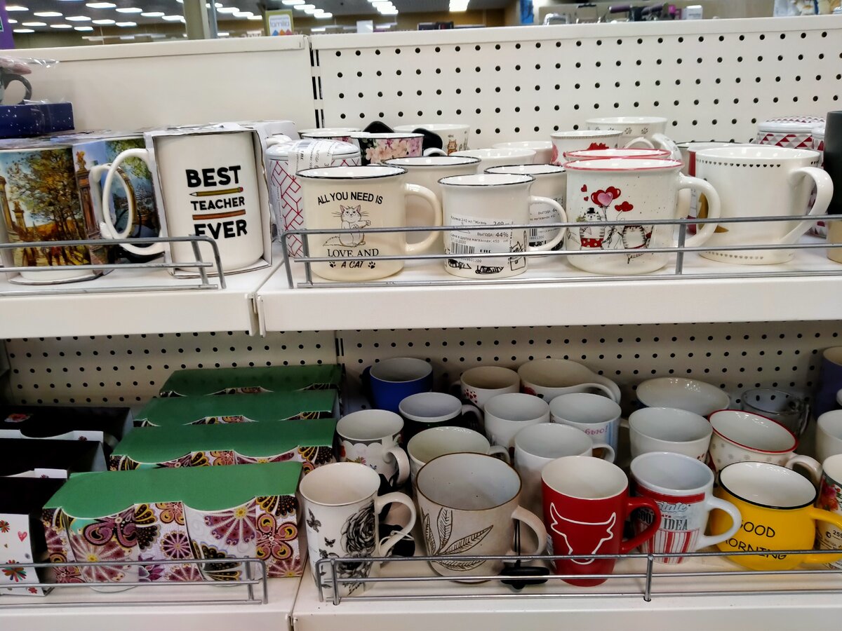 Большой выбор кружек с ручками, обратите внимание на жёлтую внизу