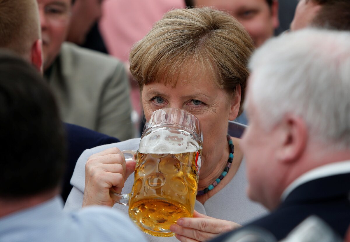 Федеральный канцлер Германии пьет пиво. Источник фото: Яндекс. Картинки
