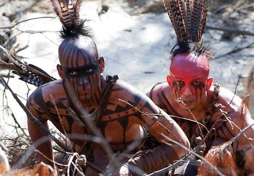 Боевой раскрас на лицо и тело индейцы наносили перед боем. Черный — цвет войны, синий — придавал сил, а красный, как бы говорил противнику о смелости индейца, означал "Я или убью, или буду убитым!"
