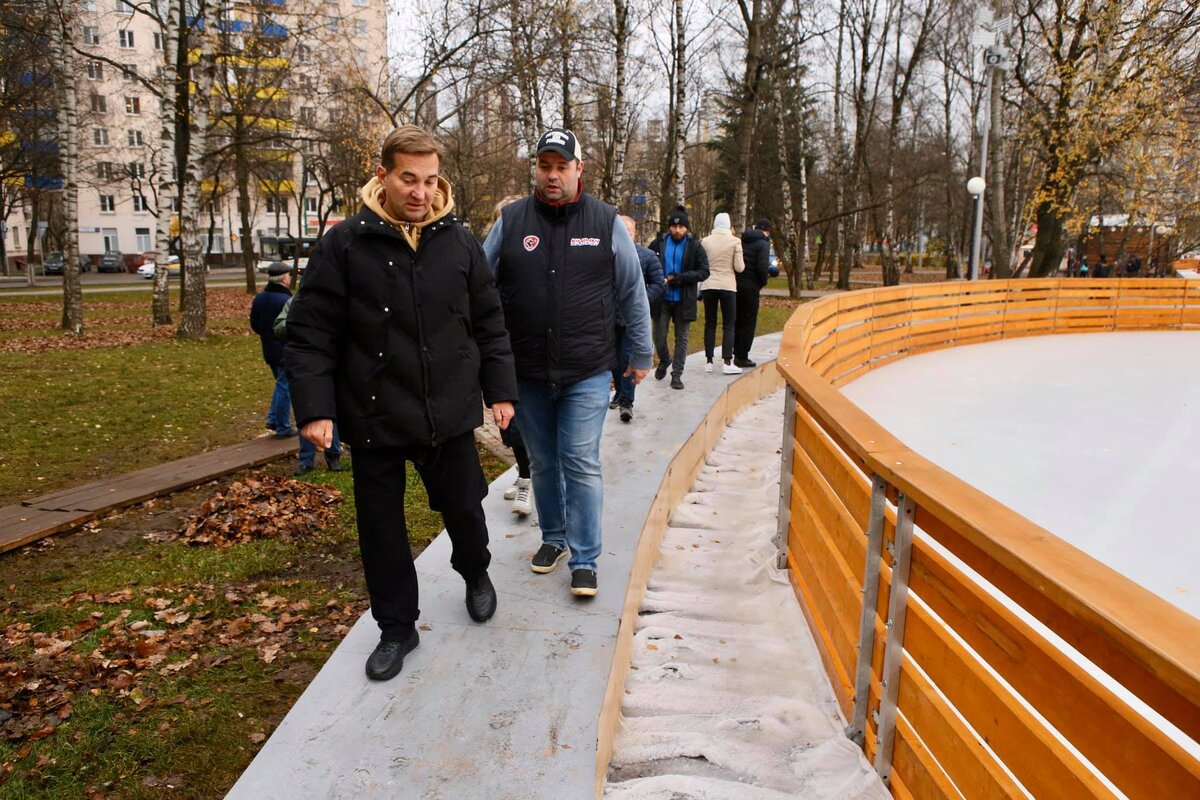 Театральный каток химки. Кайгородов Дмитрий Алексеевич Химки. Театральный Химки каток 2020. Каток в Химках у театра наш дом.