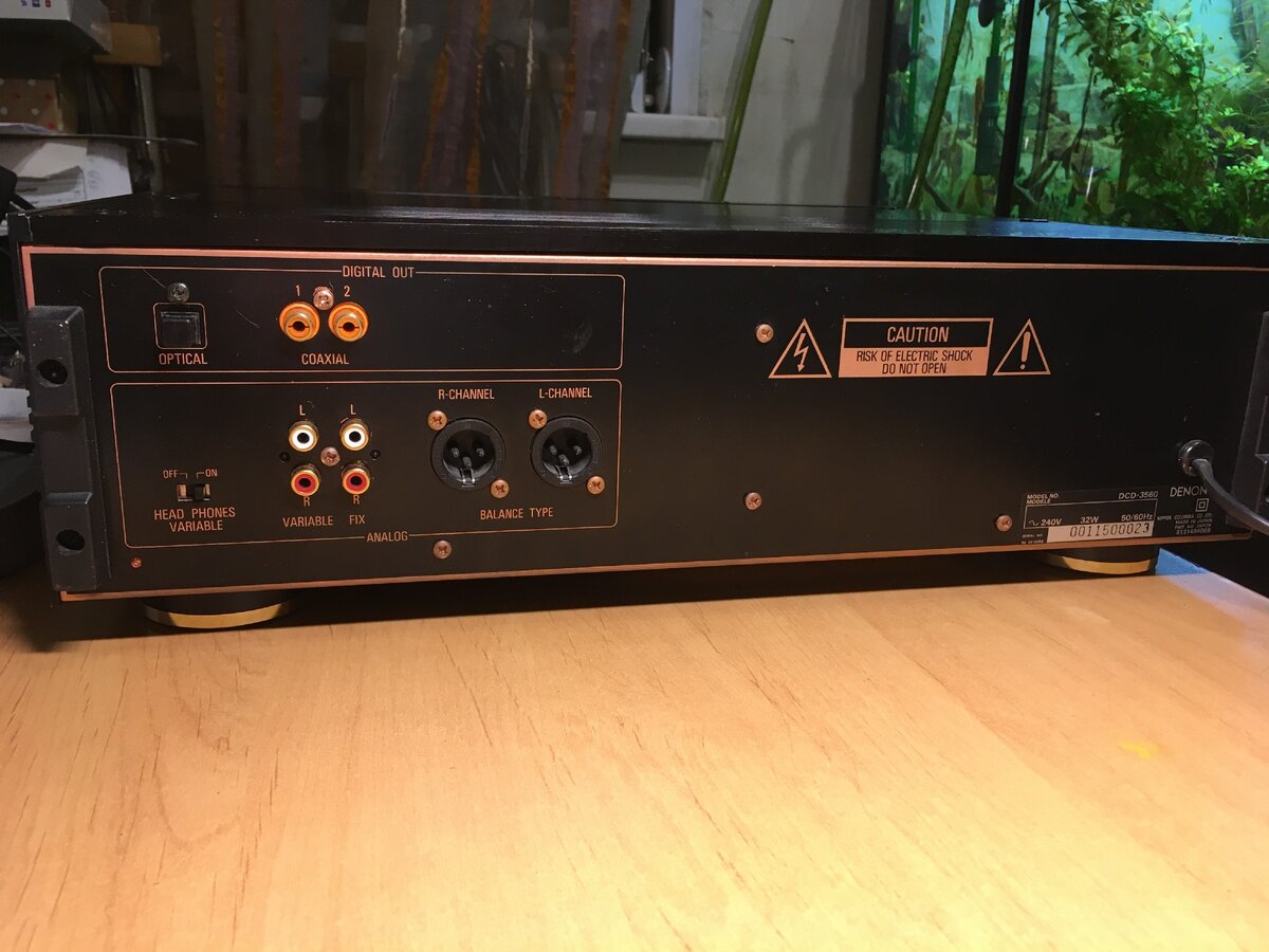 Denon DCD-3560, вид со стороны тыловой панели