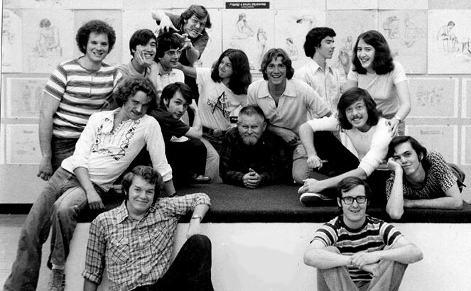 (Лассетер сверху с карандашом в зубах. Ниже и левее улыбается Тим Бёртон, справа с усами сидит Брэд Бёрд)