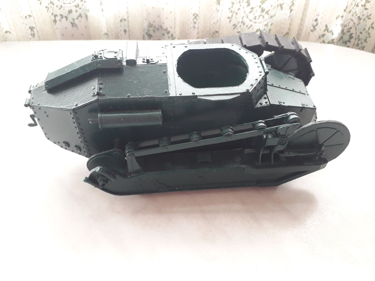 Вот такой он был. Вид справа. Нет ведущего катка и гусеницы, снята башня.