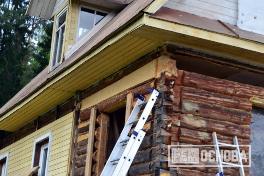 Прируб верхних бревен с подъемом крыши в срубе дома в г. Выборг. Замена венцов стены.