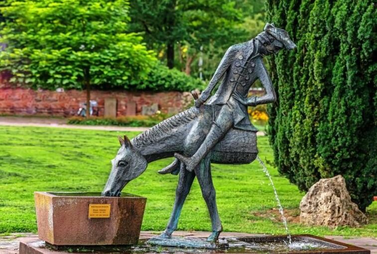 Информация вливается в нас как вода в лошадь Мюнхгаузена в городе Боденвердер.