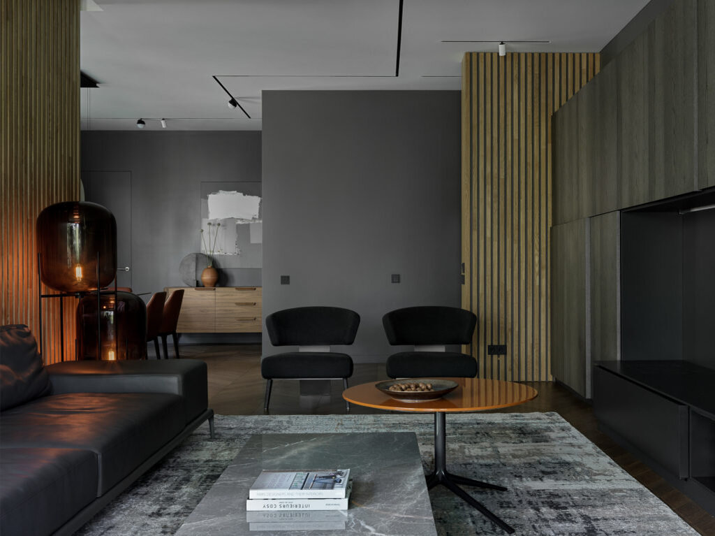 Вид из гостиной на столовую. Кухня спрятана, ее не видно ни из диванной зоны, ни из столовой.