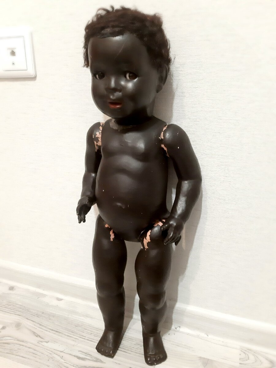 На кукле много потертостей и сколов