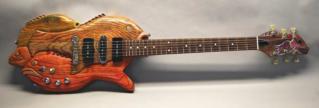 Фото с сайта изготовителя данных гитар, fishguitar.com