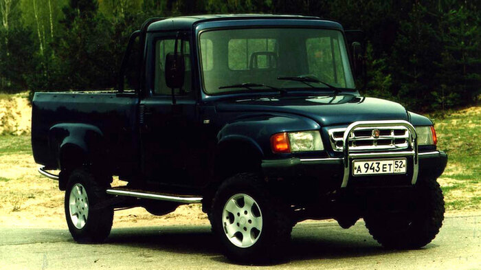 1. «Атаман» ГАЗ 2308

Расширяя модельный ряд, инженеры автозавода разработали несколько автомобилей. Первым среди новичков стал Пикап ГАЗ-2308 «Атаман». Грузоподъемность до 1000 килограмм теперь стала возможна для нового автомобиля, так как для его производства использовали не только мощную раму, но и кабину от грузового автомобиля ГАЗ 3307. Покупатель мог выбрать любой двигатель по своему усмотрению из тех, что ему предлагал производитель. В результате на свет мог появиться прекрасный внедорожник.