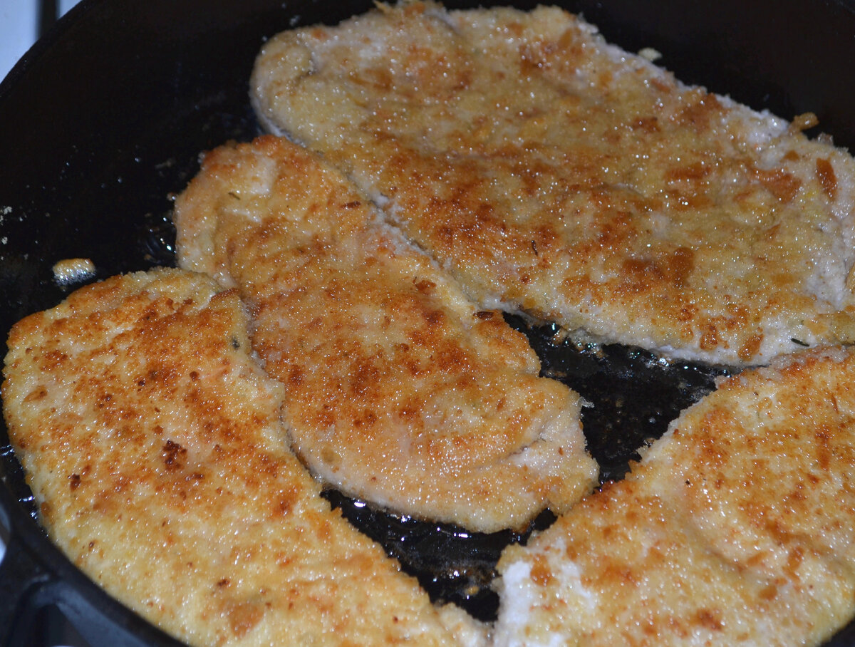 Шницель и куриный в панировке.