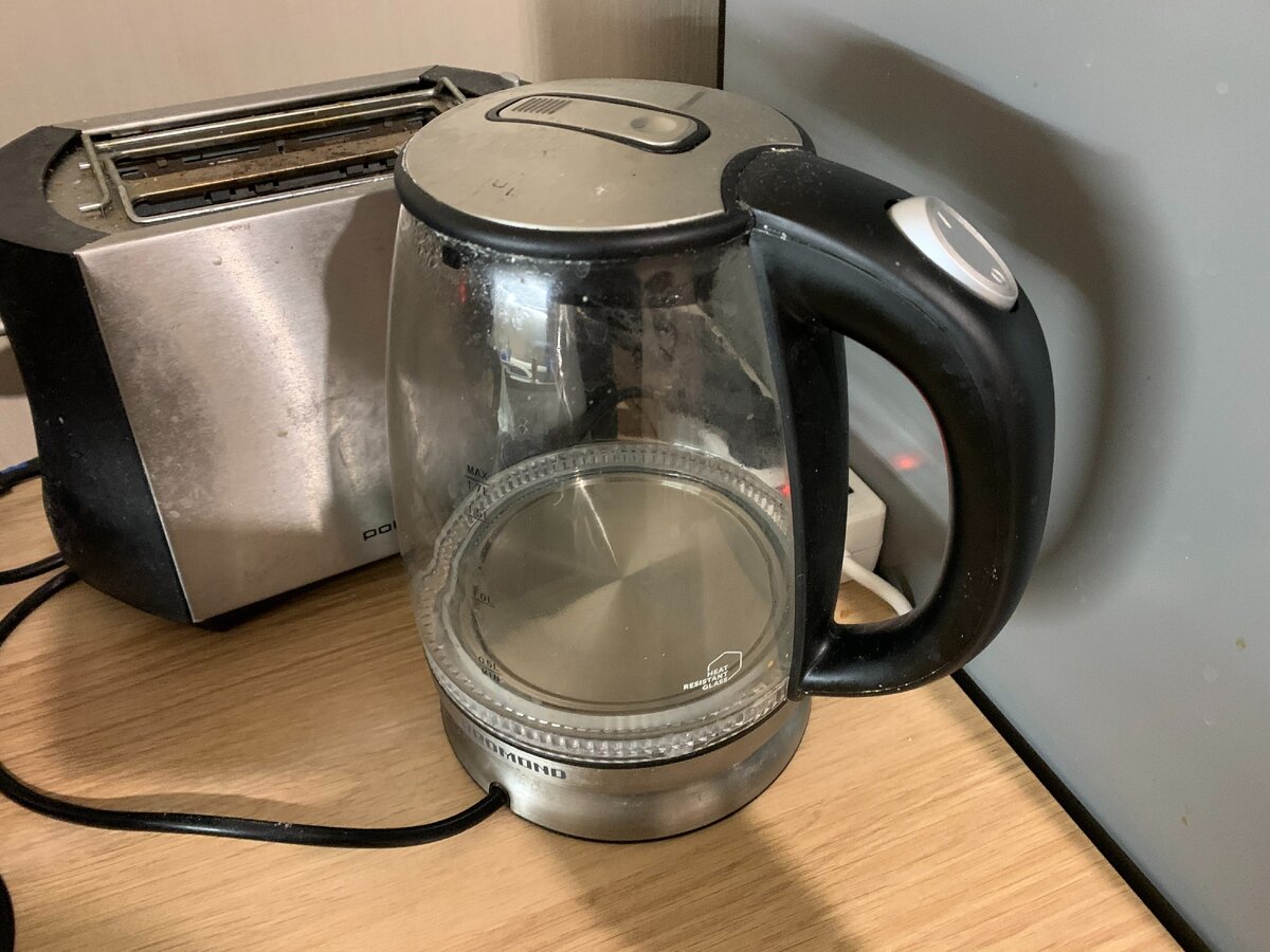 Это чайник покупали за 400 руб по распродаже в Ленте. Такой без скидок около 1000 руб. Работает уже второй год