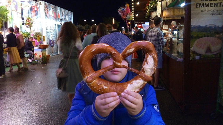 Брецель всему голова. Обычно они меньше. Этот - праздничный.