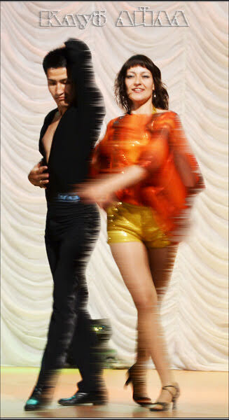 На фото я 10 лет назад и мой партнёр по танцам