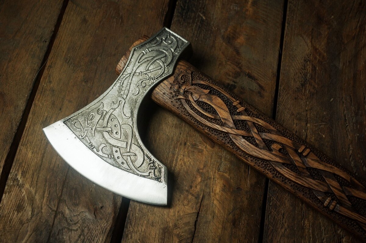 Топор с красивыми узорами