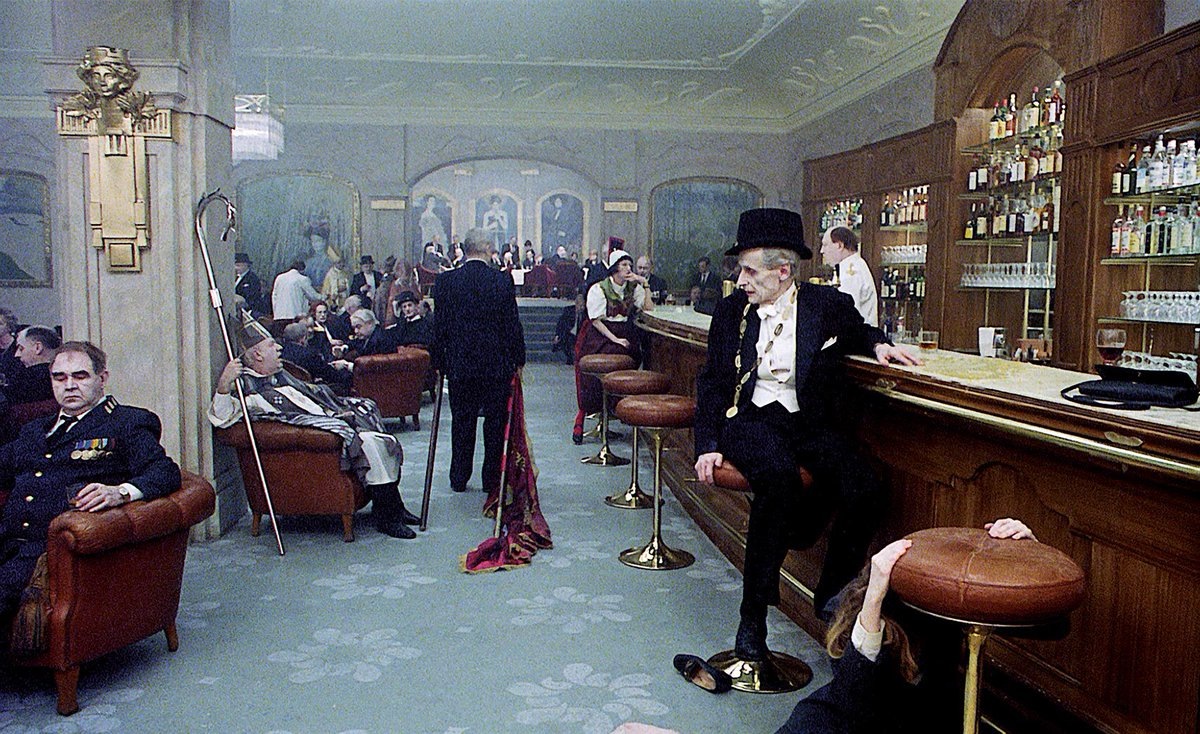 Кадр из фильма "Песни со второго этажа"