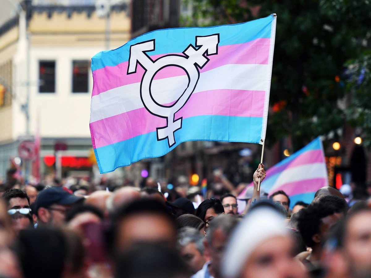 Я уже начинаю путаться во всех этих флагах, но лучше бы их не было в школах. 