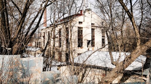 Проникаем на обанкроченный и заброшенный московский завод. Полиция, охрана, бомжи - что нас ждёт?