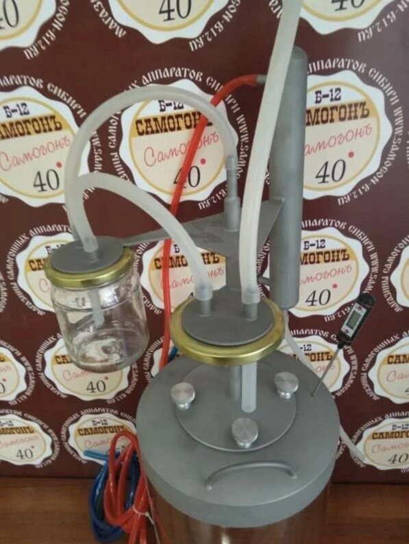 Старая (снятая с производства) модель самогонного аппарата с сухопарником
