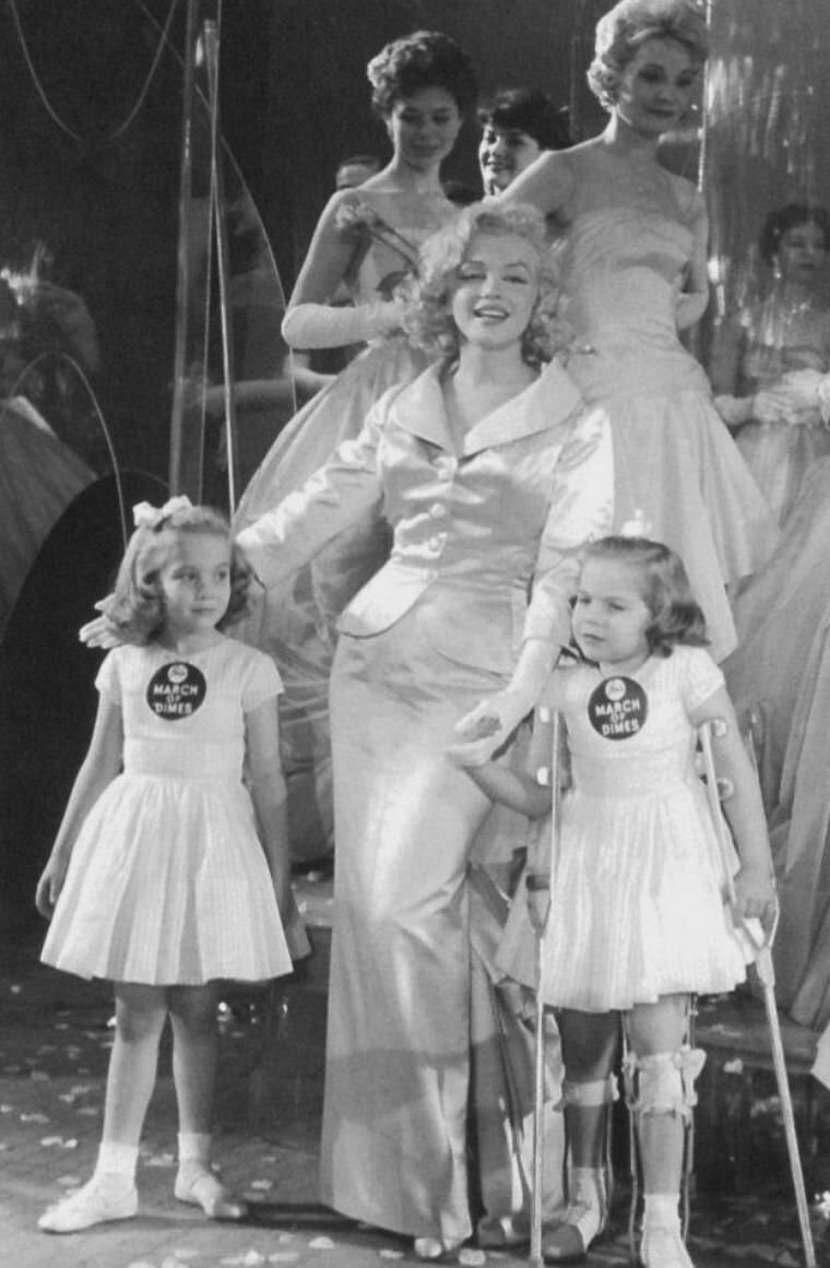 Американская актриса Мэрилин Монро на показе мод Марша Десятицентовиков (1958 год).