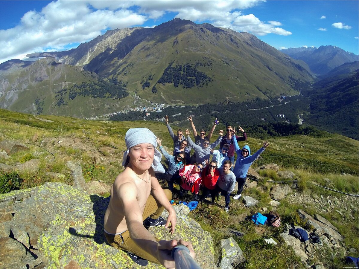 Участники путешествия на вершине горы Чегет. Фото из личного архива