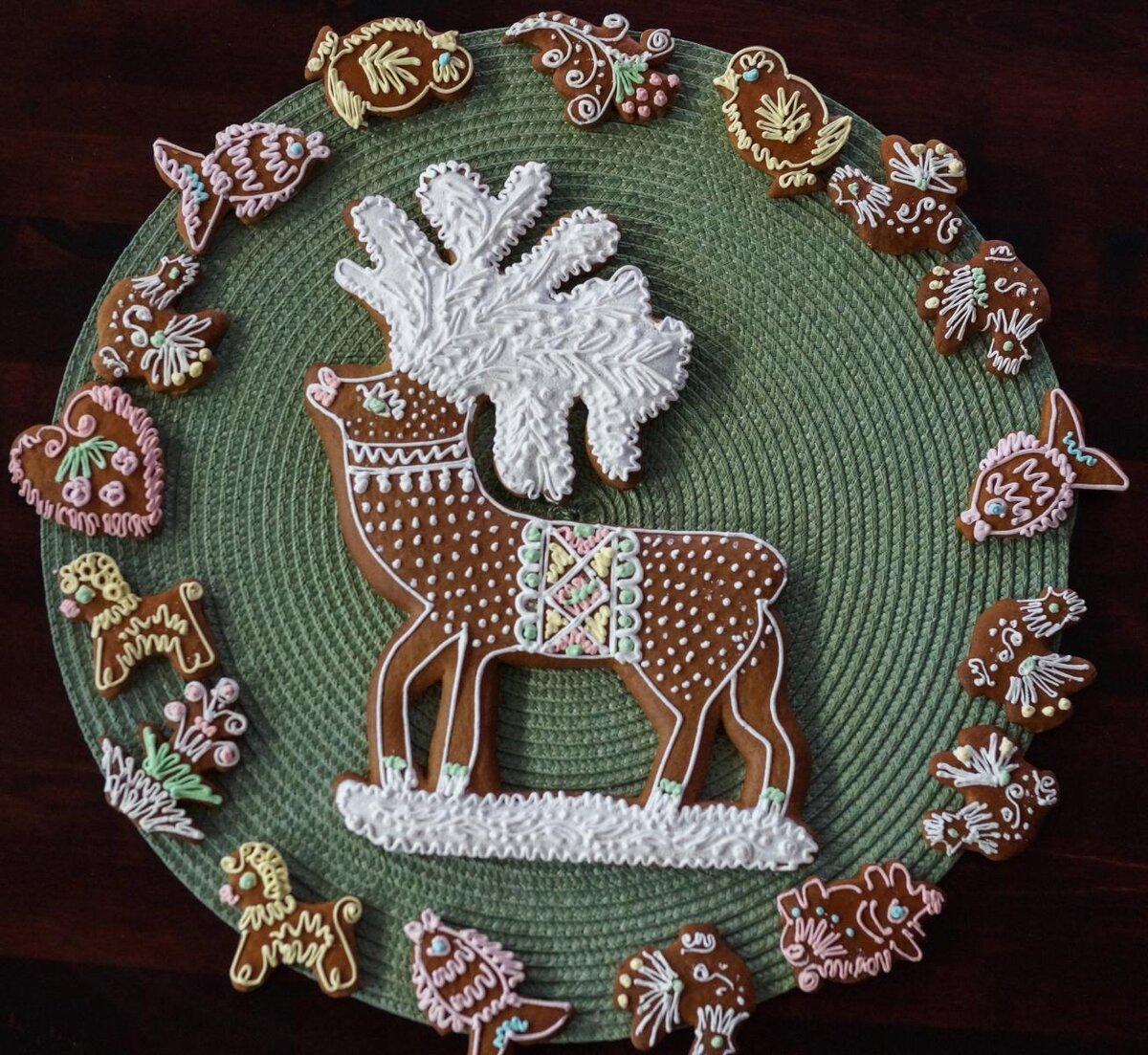 Архангельские козули — плоские украшенные пряники со жжёным сахаром.