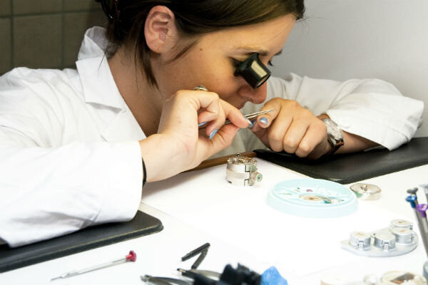 Так выглядит классический оценщик за стеклом