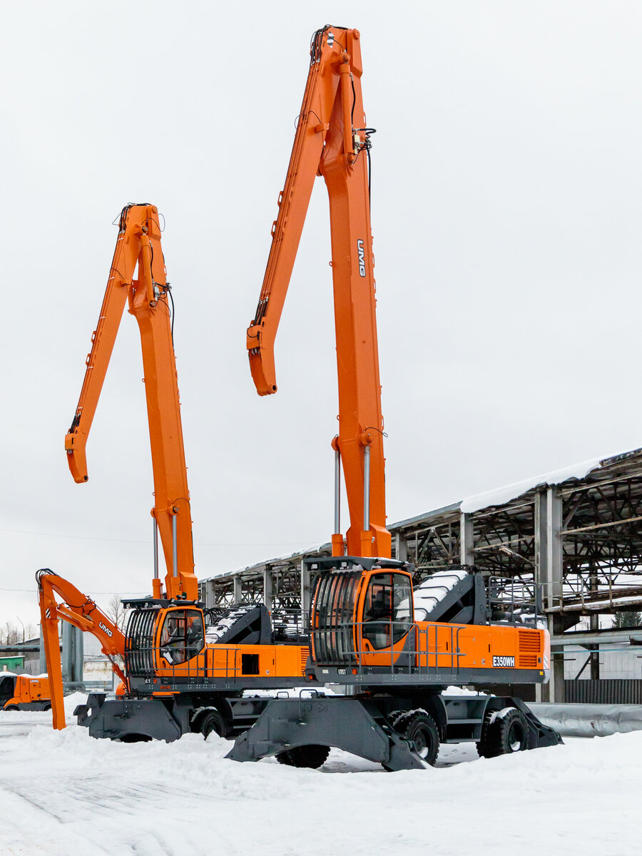 Колесный экскаватор-перегружатель E350WH у сборочного цеха Тверского экскаваторного завода