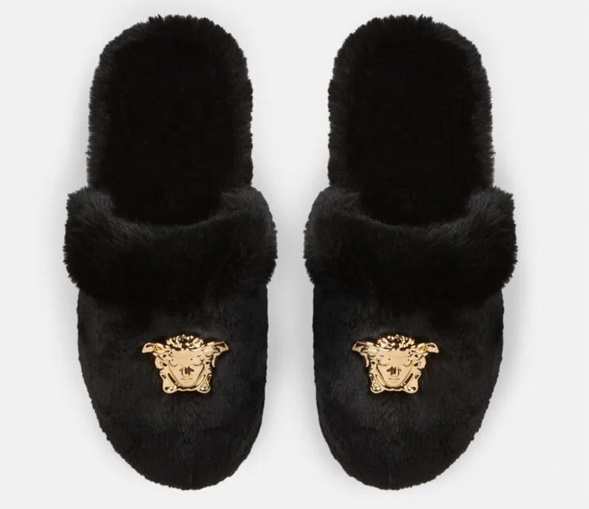 Тапочки VERSACE PALAZZO из искусственного меха, цена 28 200 рублей. Фото: versace.ru