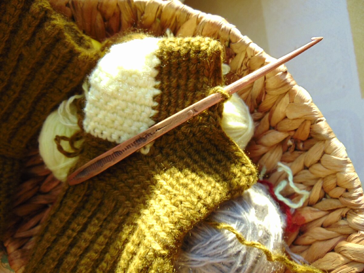 Пыталась вязать детям носки. 