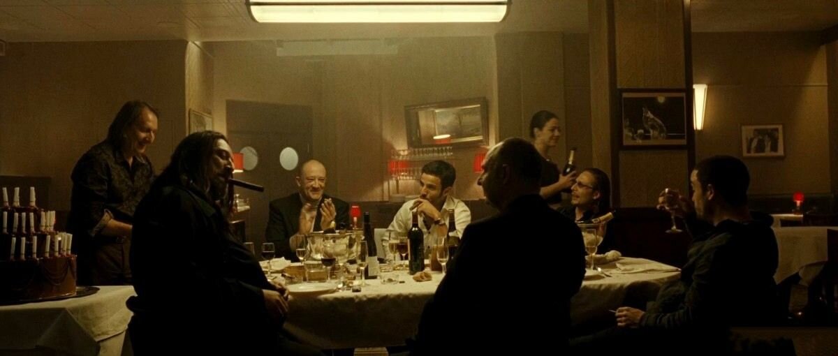 Паханат всея Марселя весело побухивает и не подозревает, что злой песец уже поднял свою заднюю лапку и пометил каждого из них. 