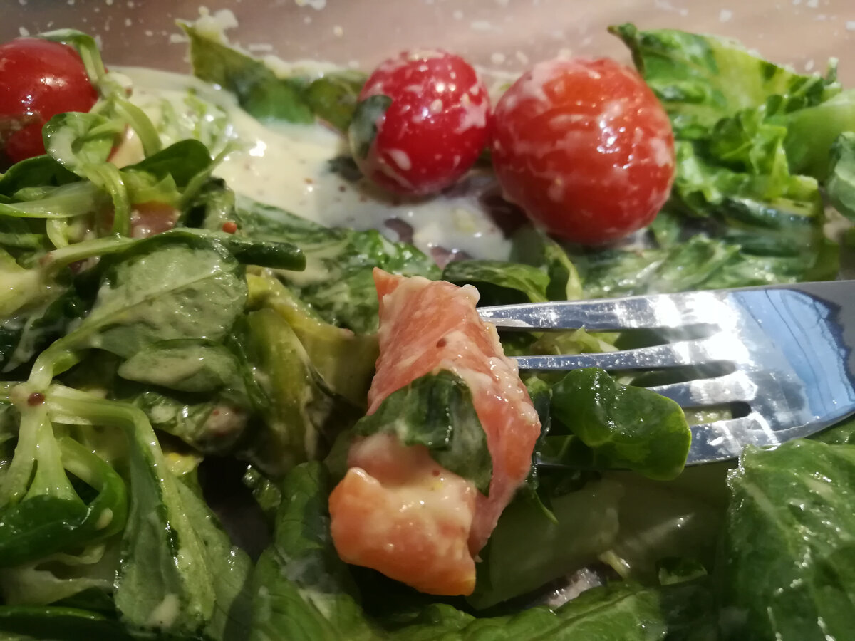 Ломтик лосося в салате