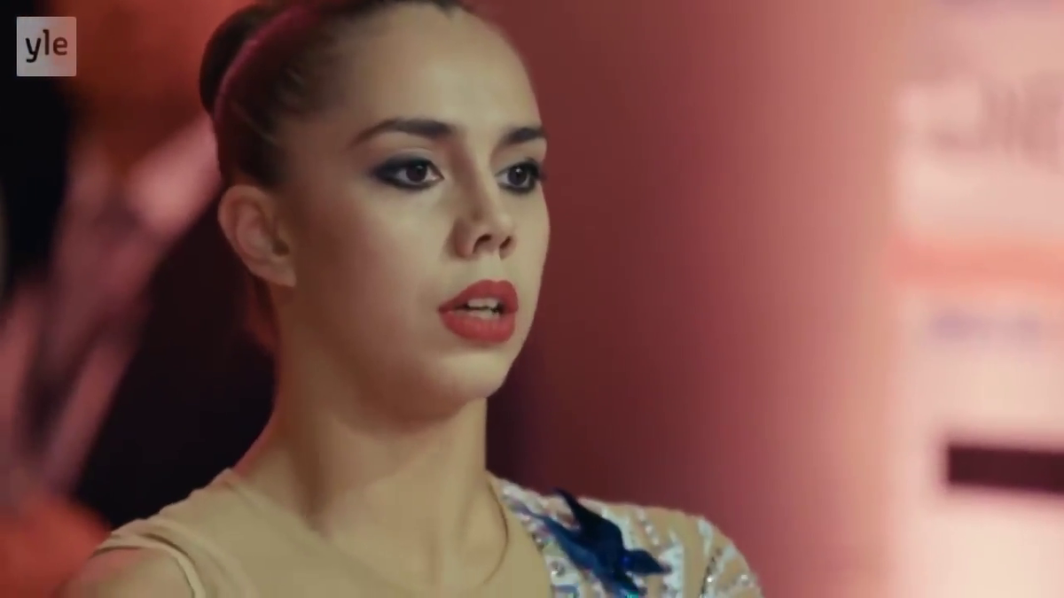 Главная героиня фильма - Гимнастка. Ее играет многократная чемпионка мира и Европы в отдельных упражнениях Маргарита Мамун. Она готовится к выходу на помост. Полная отрешенность. Выдох:"С Богом!". И вперед, изящной  походкой "бенгальской тигрицы" на помост. У Маргариты мать русская, а отец бенгалец из Бангладеш.