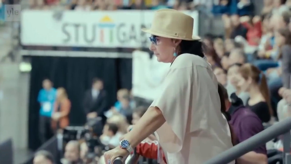 А  сверху за ними наблюдает Великая и Ужасная, Главный Тренер сборной в исполнении Героя Труда России Ирины Александровны Винер. 