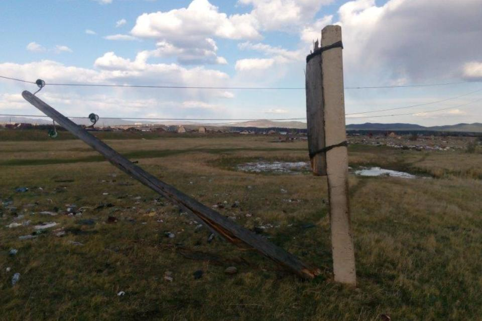 Упавшая вертикаль. Старые столбы электропередач. Столбы электрические падают. Падение опоры ЛЭП. Сломанные деревянные опоры.