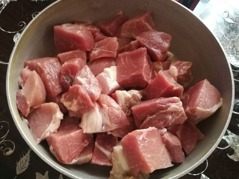 Мясо всегда  берем свинину. Редко "в охоточку" куриные крылья.