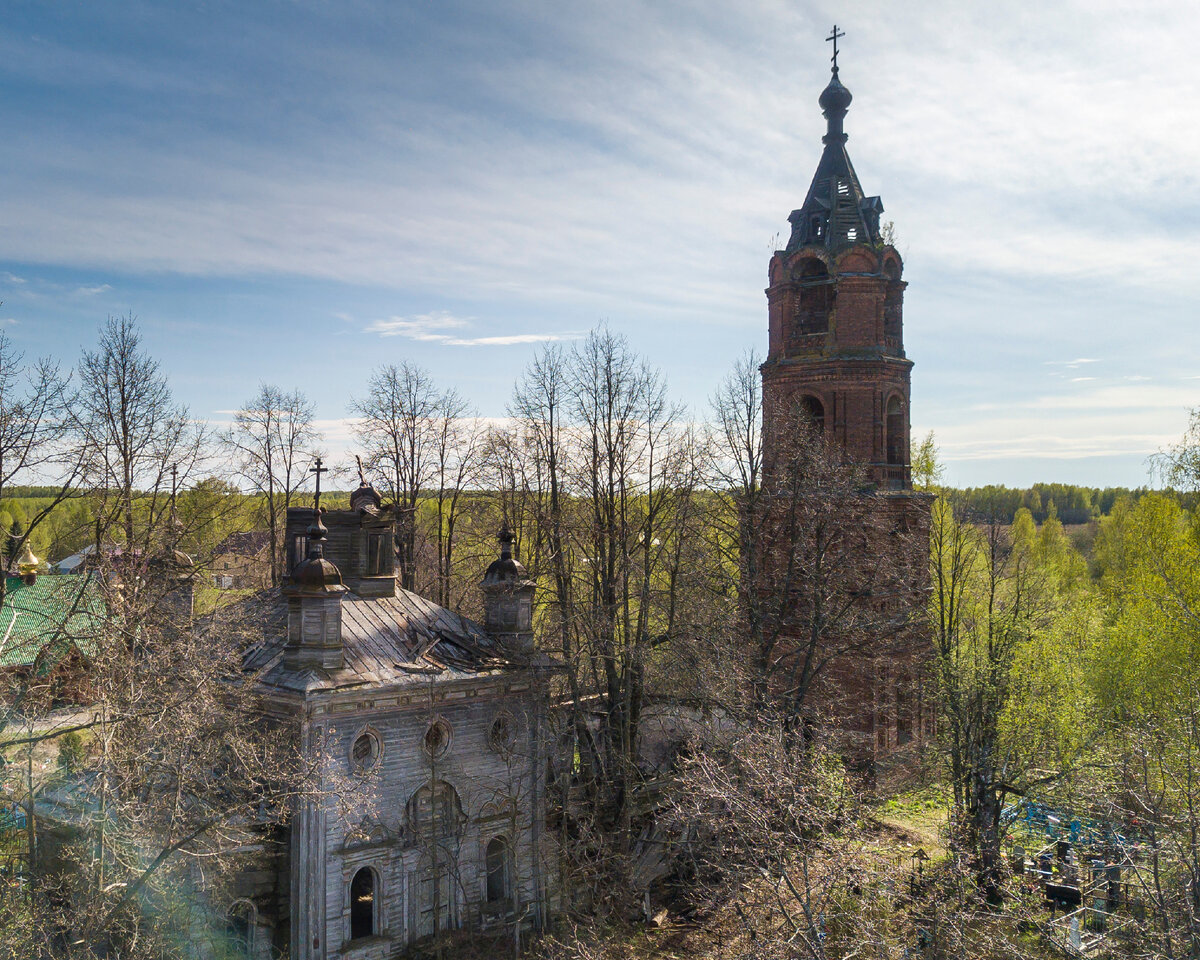 Храм 17 века и колокольня 19-го, посередине сельского кладбища, фото автора