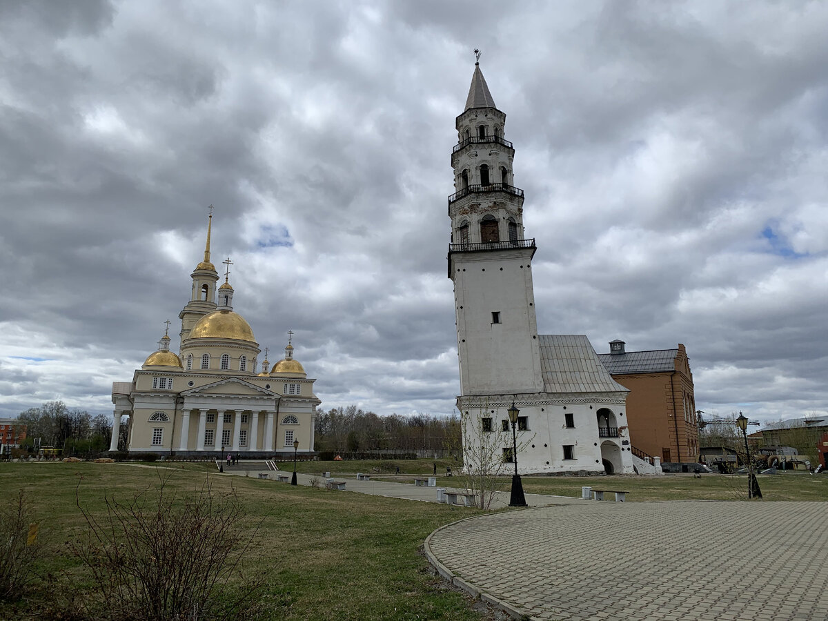 Панорама исторического центра Невьянска. На переднем плане непосредственно Невьянская башня, слева – Спасо-Преображенский собор, справа – здание музея